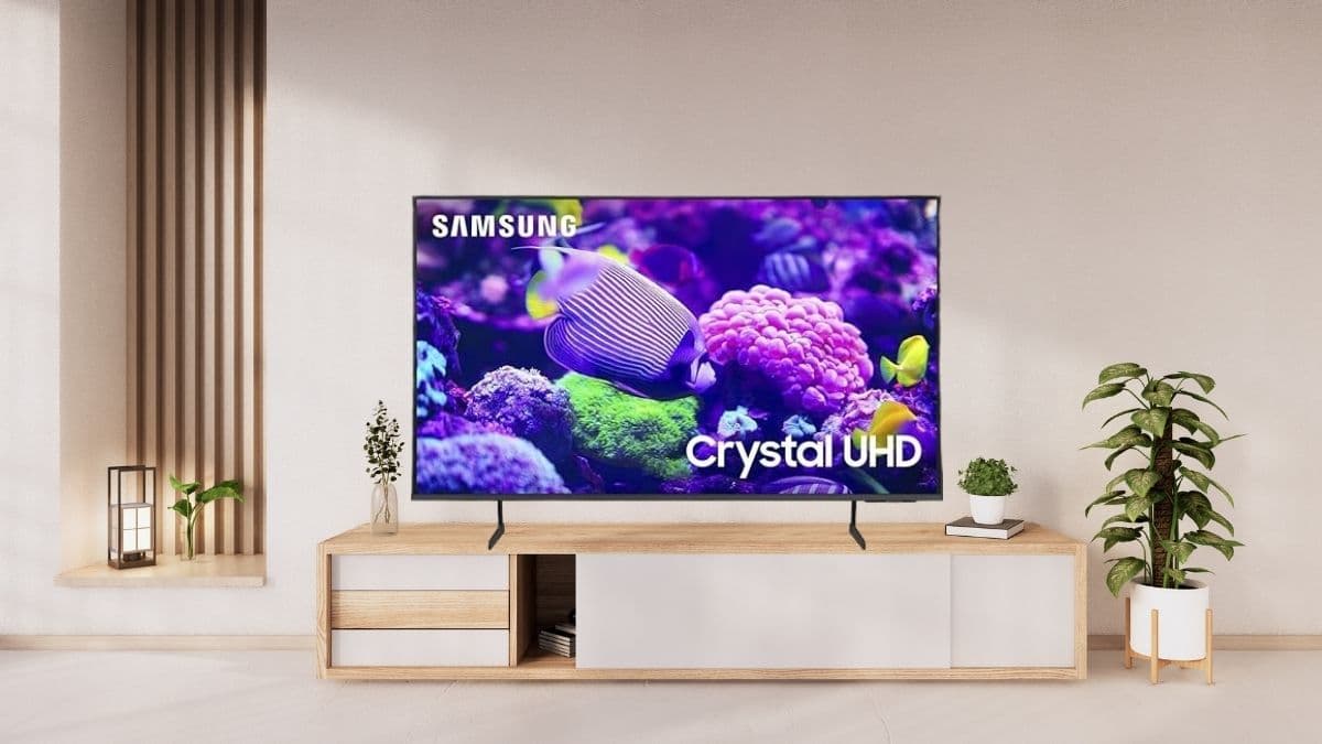 SAMSUNG 65-Inch Class Crystal UHD 4K DU7200 Series HDR Smart TV.